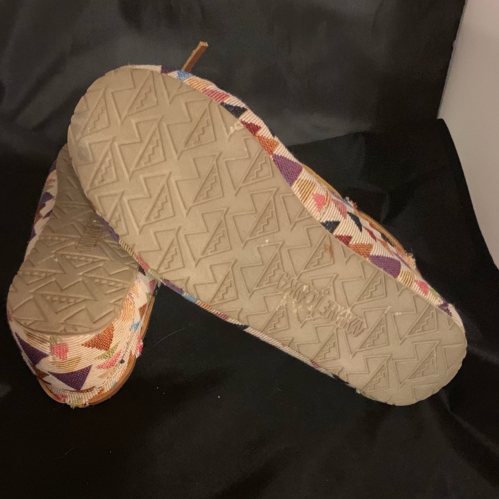 MINNETONKA Lined Multi Colored Print Mocs - Picture 8 of 8